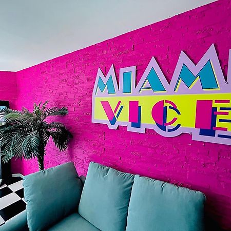 Capsule Miami Vice - Jacuzzi - Billard - Ecran Cinema & Netflix - Ping-Pong - Nintendo & Jeux- 리에뱅 외부 사진