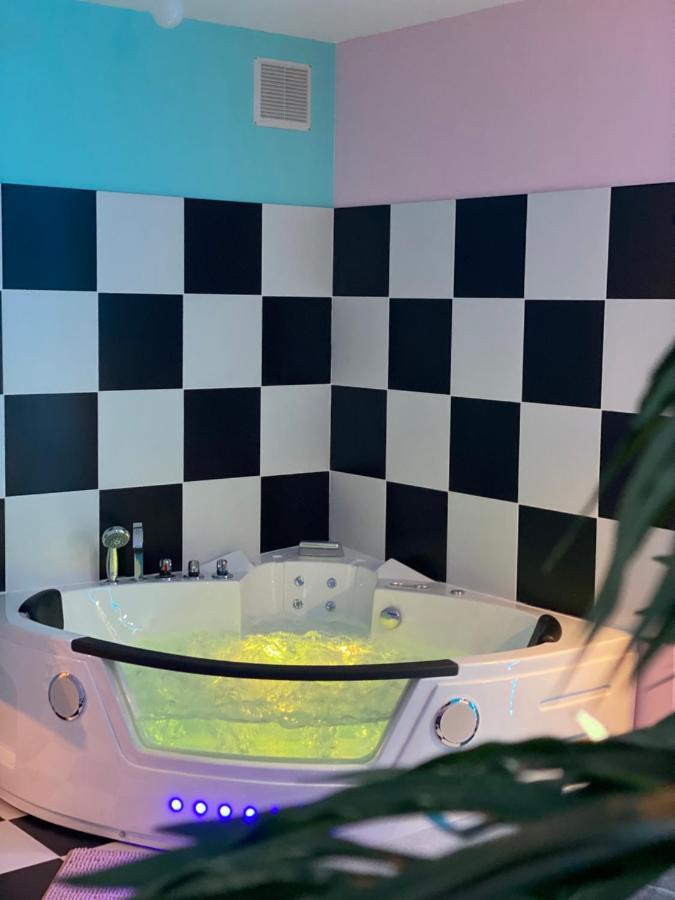 Capsule Miami Vice - Jacuzzi - Billard - Ecran Cinema & Netflix - Ping-Pong - Nintendo & Jeux- 리에뱅 외부 사진