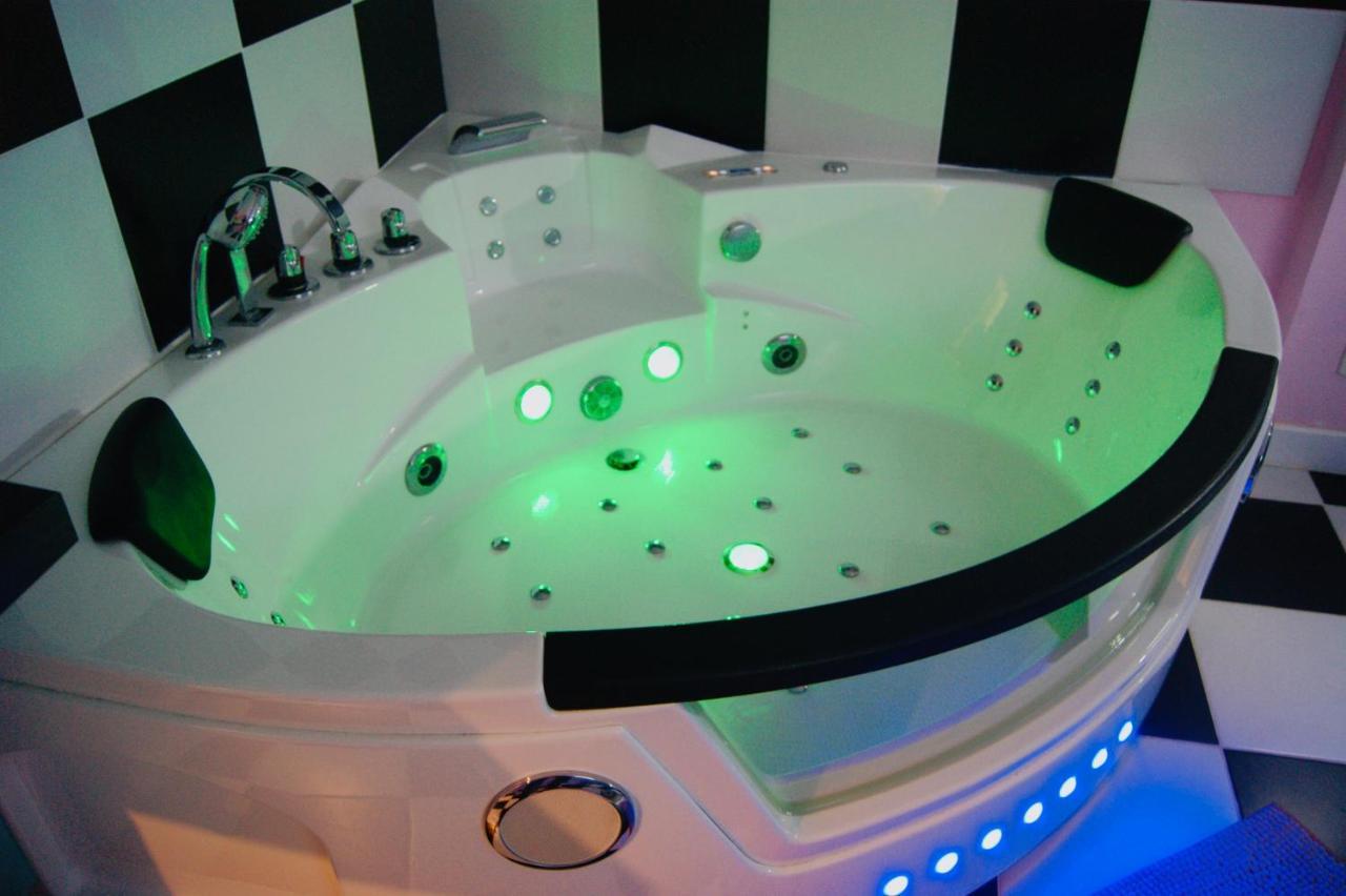 Capsule Miami Vice - Jacuzzi - Billard - Ecran Cinema & Netflix - Ping-Pong - Nintendo & Jeux- 리에뱅 외부 사진