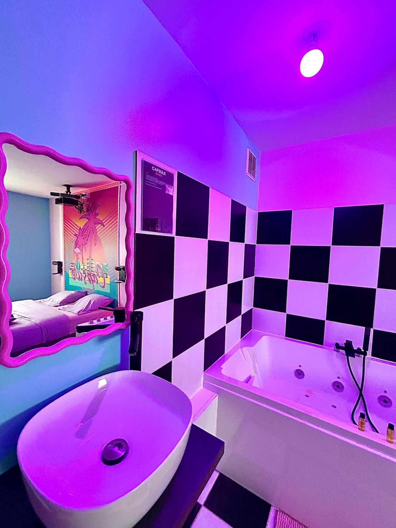 Capsule Miami Vice - Jacuzzi - Billard - Ecran Cinema & Netflix - Ping-Pong - Nintendo & Jeux- 리에뱅 외부 사진